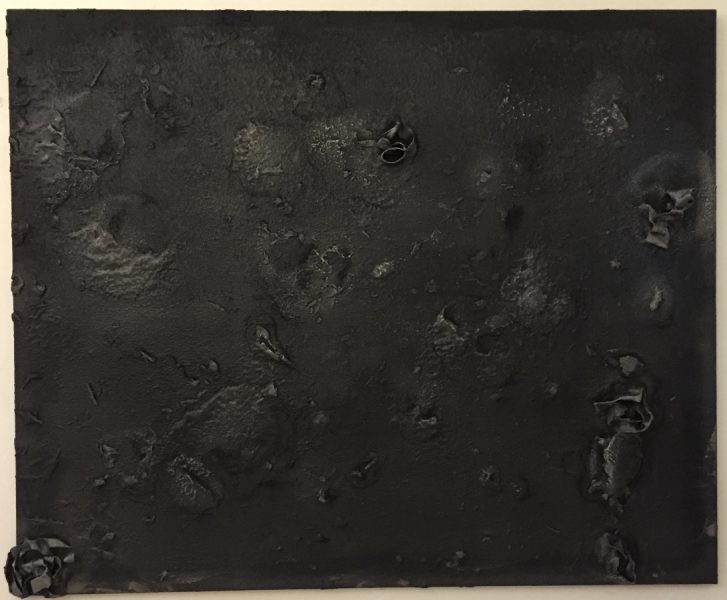 Cloques d'Anou, 2010, suie sgraffiée et fixée sur toile, 175,2x210 cm © Isabelle Henricot