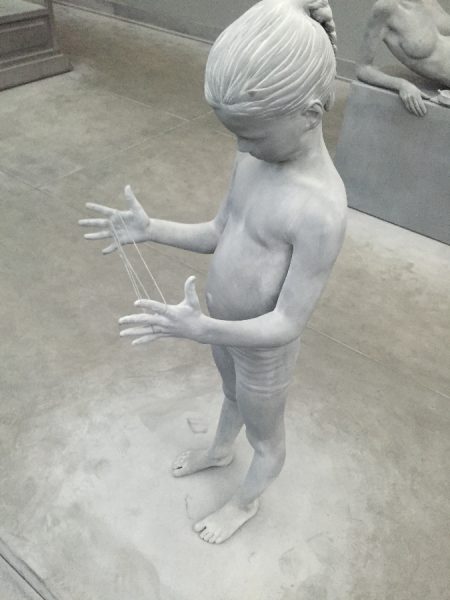 Hans Op de Beeck, The Collector’s House, detail petite fille