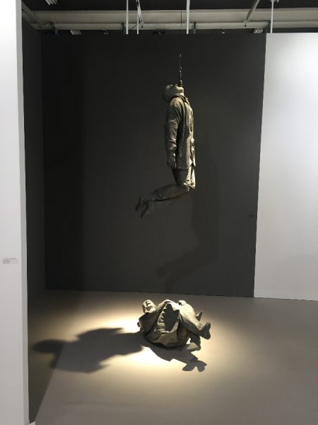 Juan Munoz, Two figures one laughing at one hanging, 2000